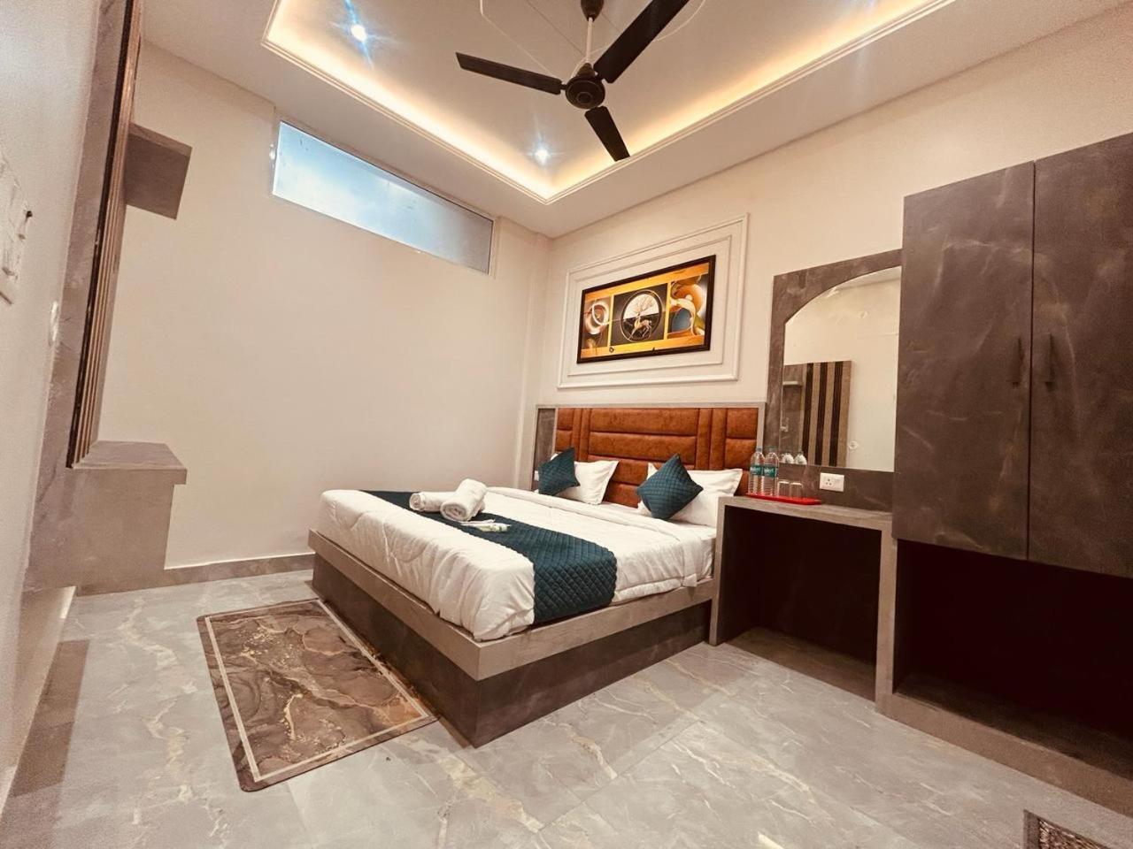 Hotel The Solitaire Express