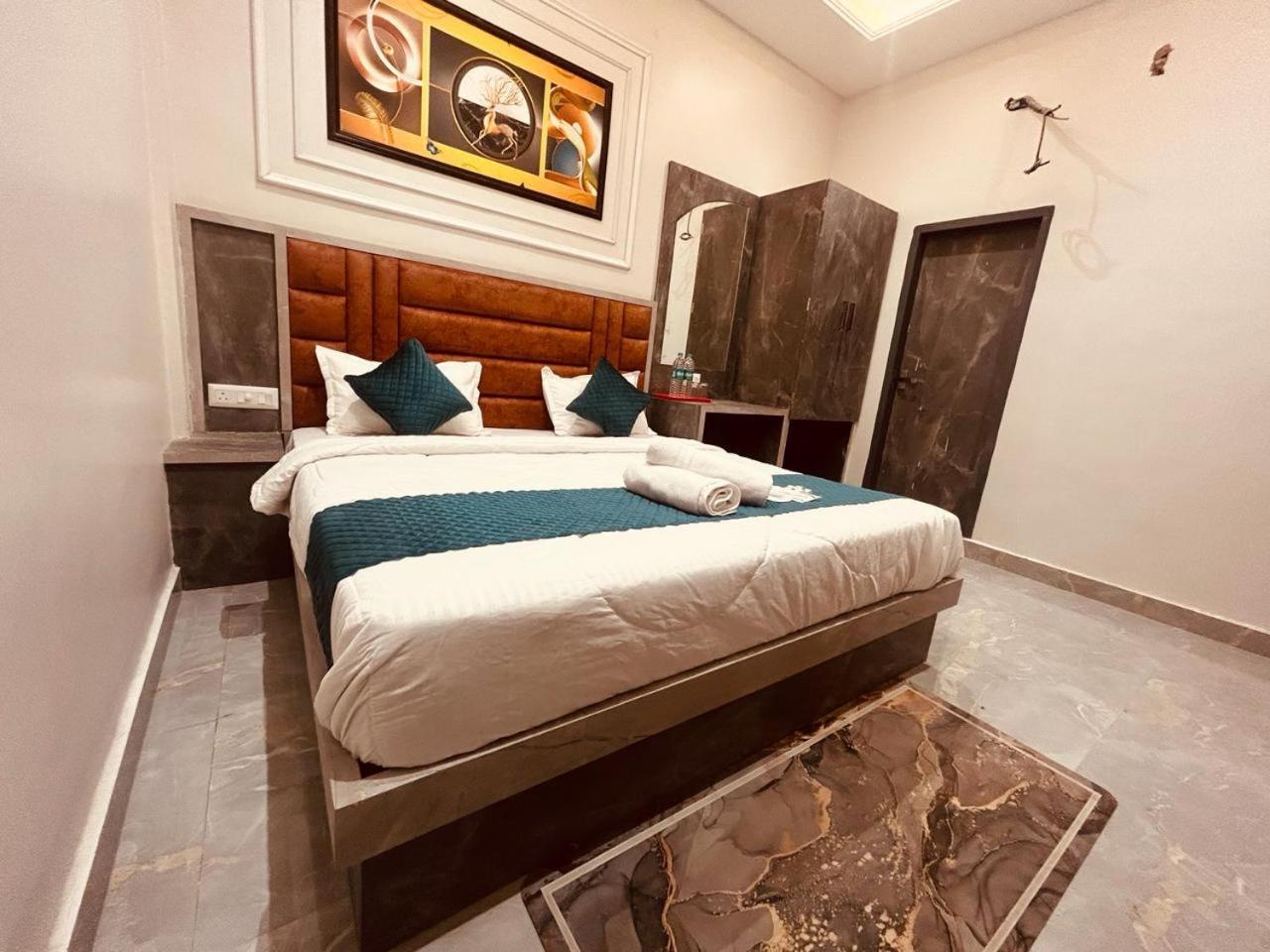 The Solitaire Express Hotel Vrindavan